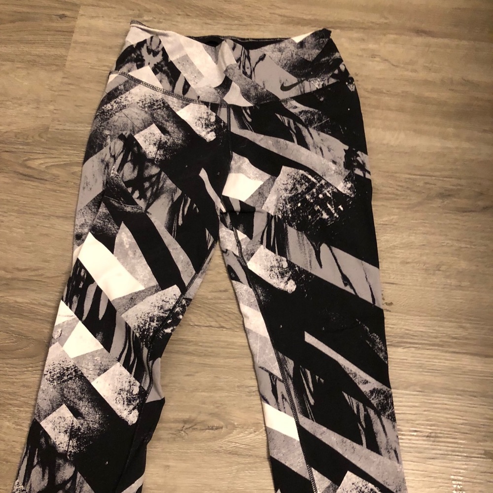 Nike right cropped leggings
